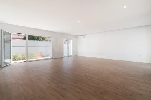 Moradia Geminada T4 + 1 em Famões