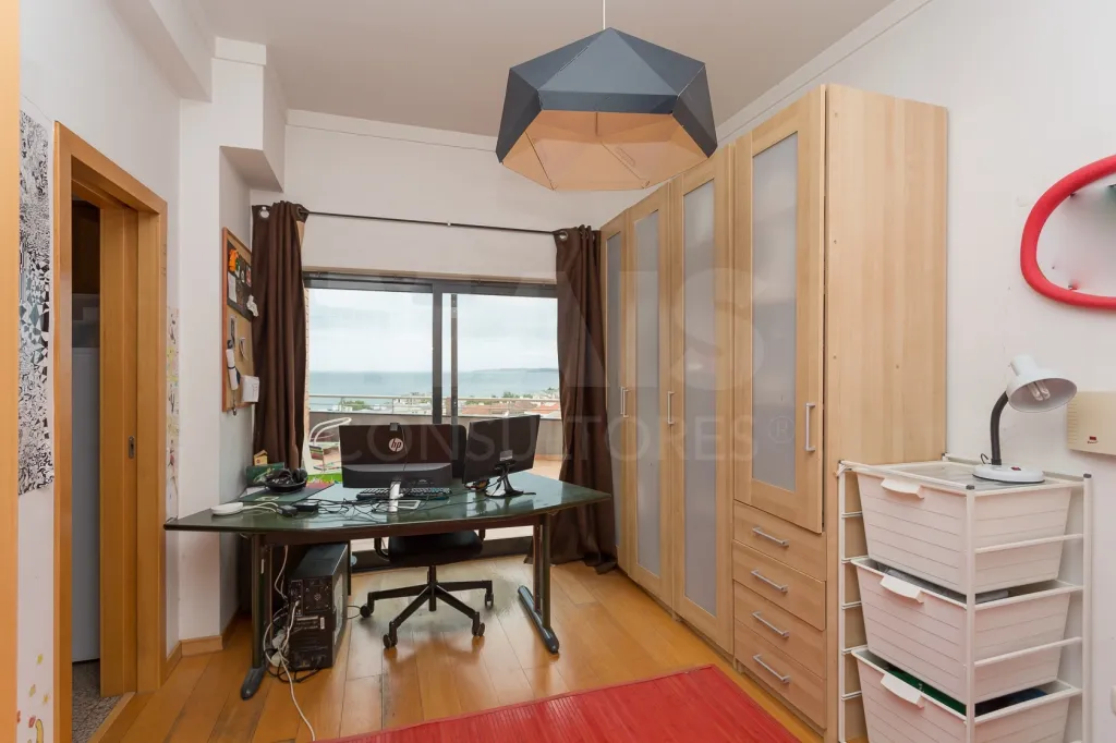 T3+1 Algés, duplex vista mar, condomínio fechado e piscina