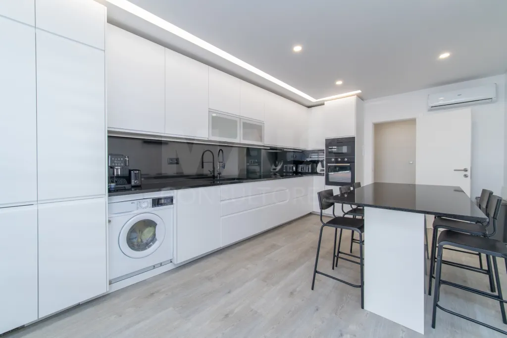 Apartamento T4 Remodelado | 210 m² | Parqueamento e Arrecadação