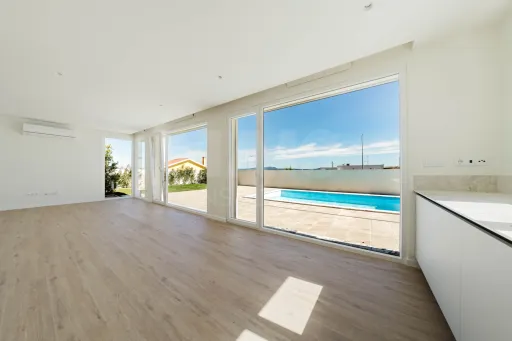 3 bedroom detached house with pool and garden !