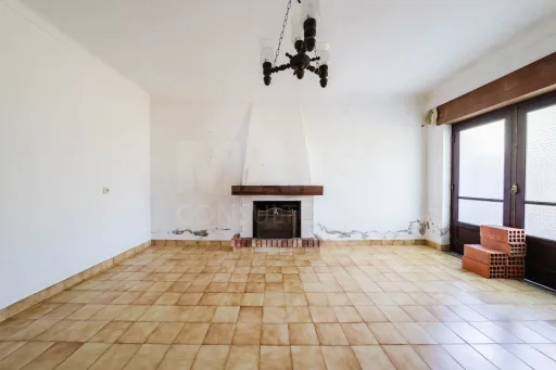 Moradia Isolada com Terreno de 9.840 m² em Barreiras – Cadaval
