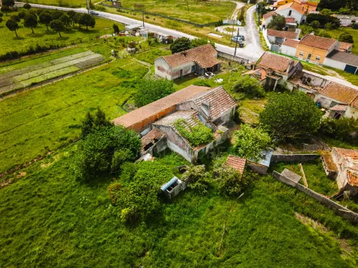 Moradia p/a restaurar c/ 225m2 de área em terreno c/ 6.473m2