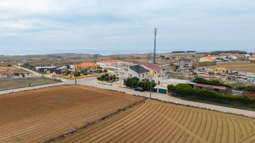 Moradia T5 com piscina e garagem em terreno de 2.000m2 na Bufarda