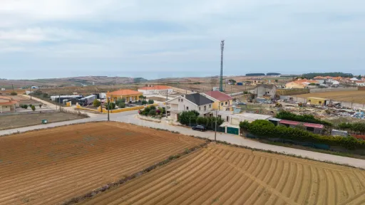 Moradia T5 com piscina e garagem em terreno de 2.000m2 na Bufarda