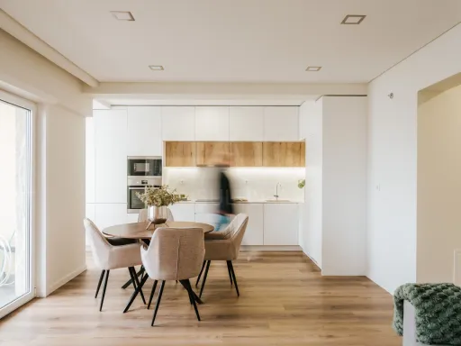 T3 Remodelado em Benfica | Varanda | Home Staging Incluído
