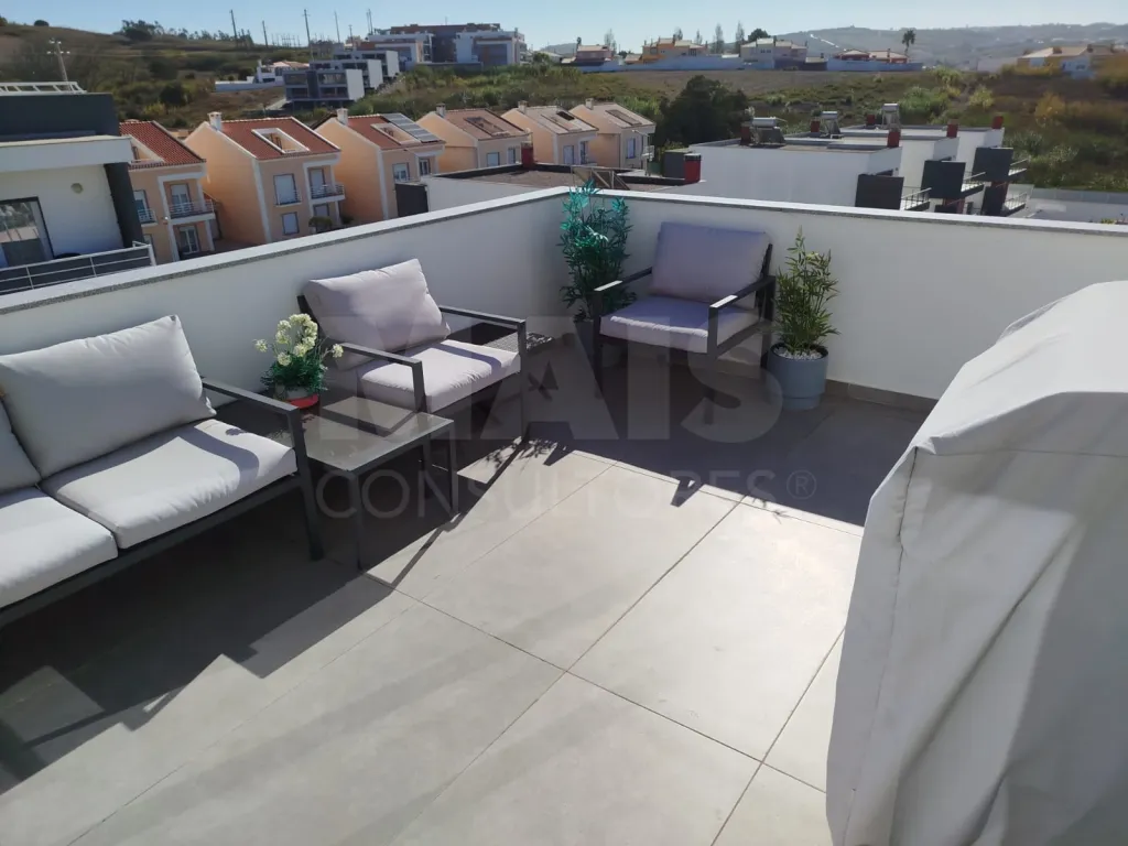 3-Bedroom Top-Floor Apartment with Panoramic Balcony, Garage, and Storage Room | Downtown Lourinhã, 10 Minutes from the Beach