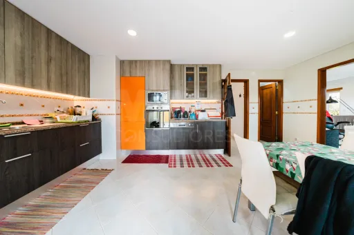 Moradia exclusiva com piscina aquecida, suite, garagem e jardim deslumbrante