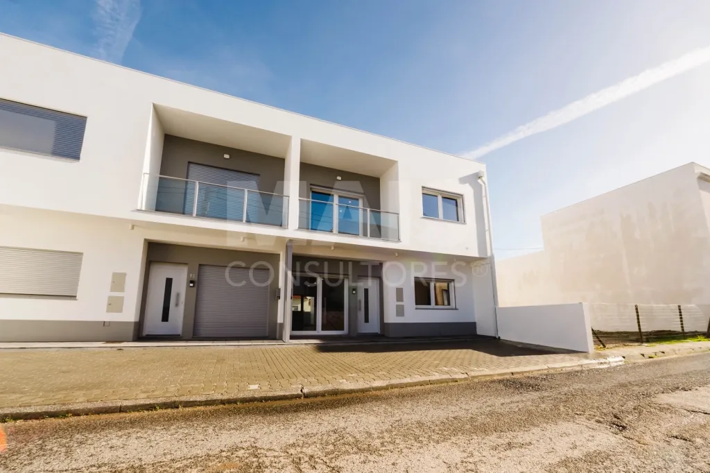 Moradia T3+1 Garagem, Logradouro e Vista Mar