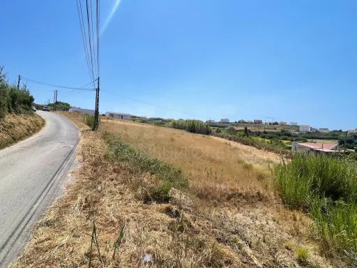 Oportunidade de Investimento – Terreno com 1818 m² para construção na Lourinhã