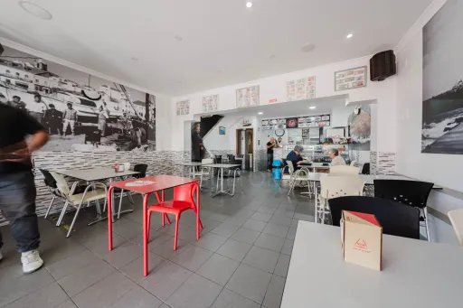 Prédio no centro de Peniche – com comércio e habitação, vista mar