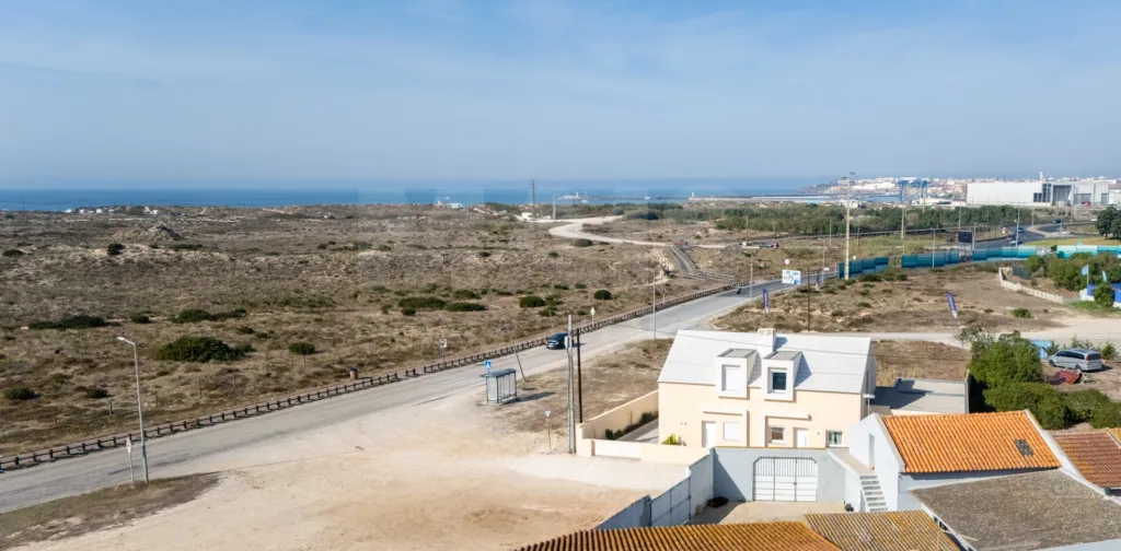 Moradia T2 com quintal e vista mar junto aos Supertubos