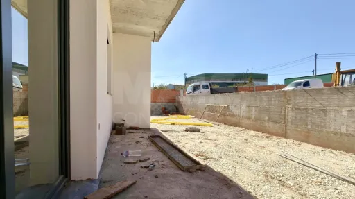 Moradia Térrea T4 com Suite Master, Piscina de Água Salgada, Garagem e Acabamentos Premium !