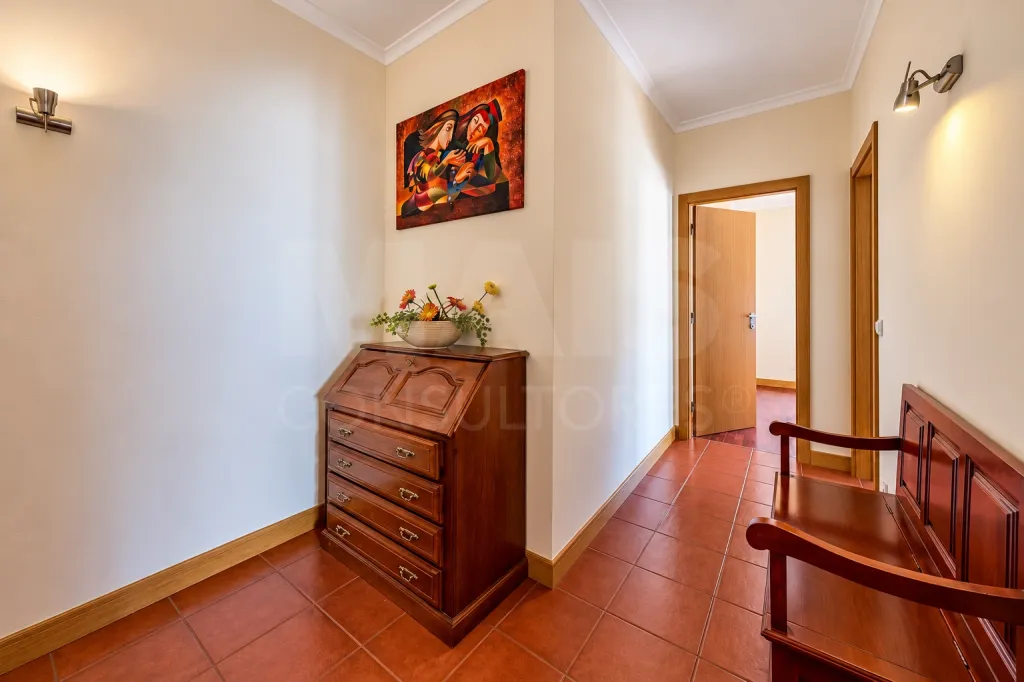 3-bedroom apartment with an elevator and a parking space.