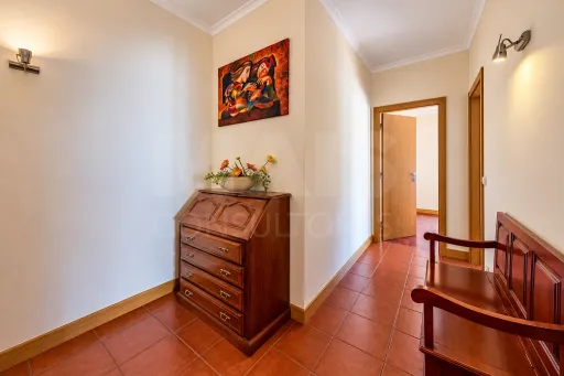 Apartamento T3 com elevador e lugar de garagem.