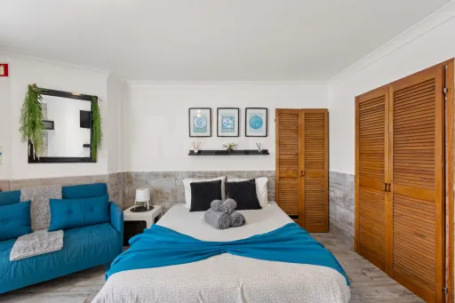 Moradia com 3 apartamentos e vista mar