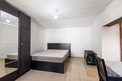 MAIS DE 300 m² DE CONSTRUÇÃO, PÁTIO PRIVADO E GRANDES ÁREAS DE APOIO | TURQUEL