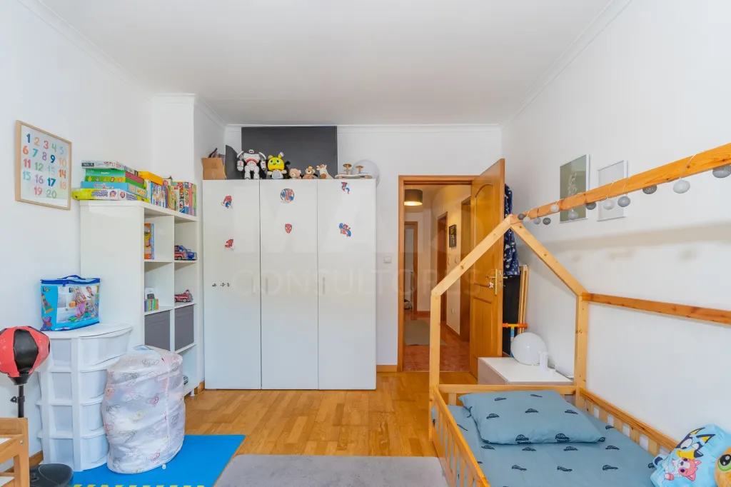 T2 com excelentes áreas, duas casas de banho e varandas em todas as divisões | Mina d'Água – Amadora