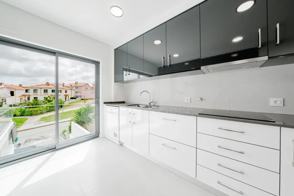 Moradia T3 Nova C/ Vista Mar, Piscina e Garagem, Areia Branca, Lourinhã