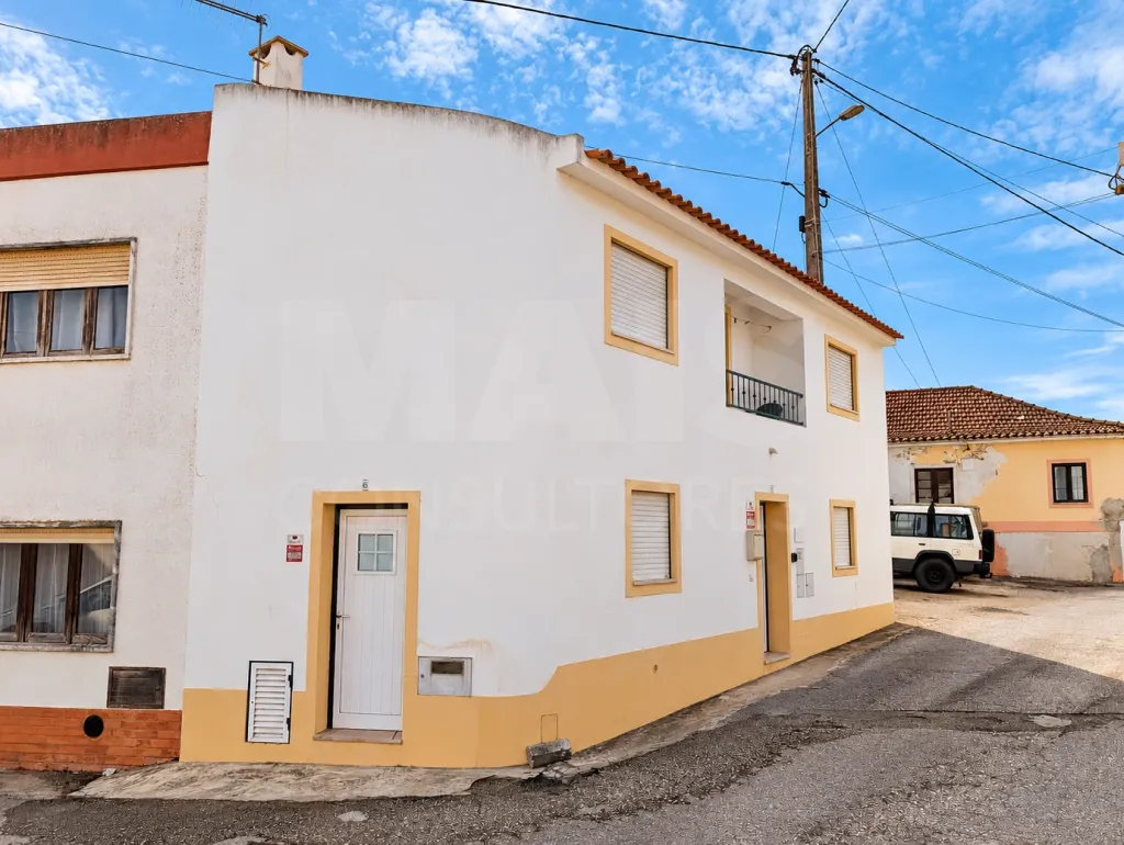 Moradia T2 mobilada e equipada com varanda | Seixal – Lourinhã