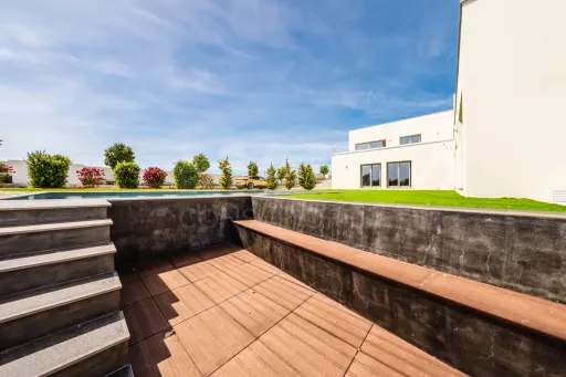 Moradia Contemporânea de Luxo com Vista Barragem, Piscina e 3.000m² Urbanos | Peniche
