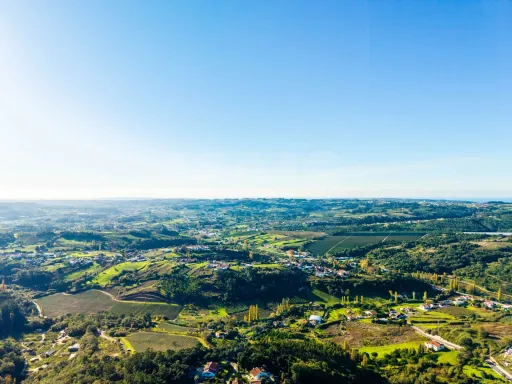Terreno Amplo com PIP Aprovado – Ideal para Moradia Contemporânea