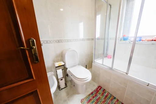 Moradia exclusiva com piscina aquecida, suite, garagem e jardim deslumbrante