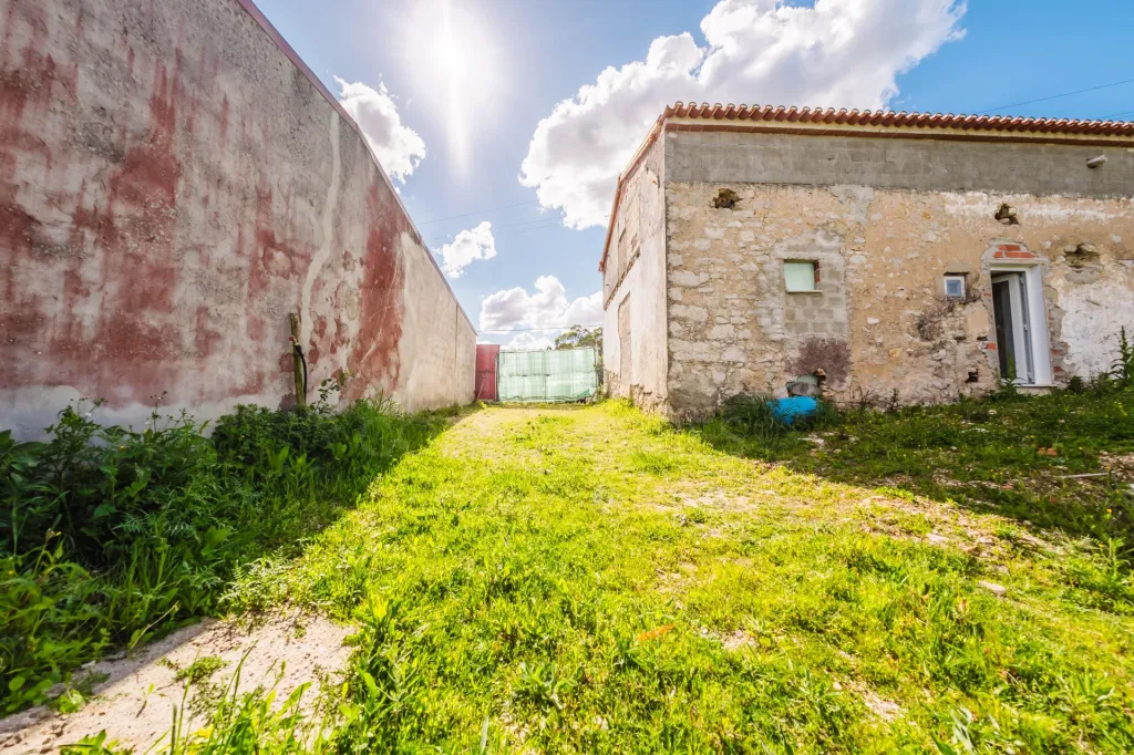 Moradia para remodelar em terreno com 1.809m2