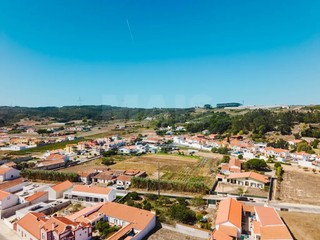 Lot with Plans for a 3-Bedroom House, Pool, Garage, and Garden in Olho Marinho, Óbidos