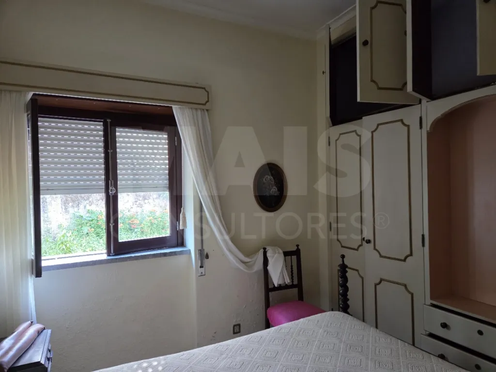 Moradia T3 com Jardim, Anexos e Enorme Potencial – Moitas Vendas