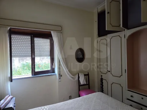 Moradia T3 com Jardim, Anexos e Enorme Potencial – Moitas Vendas