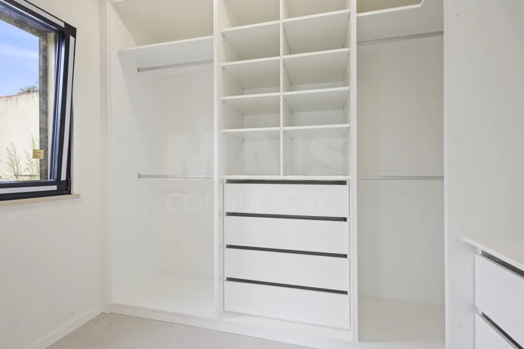 Moradia T3+1 NOVA com piscina em terreno de 2098m2