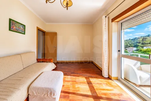 Apartamento T3 com elevador e lugar de garagem.