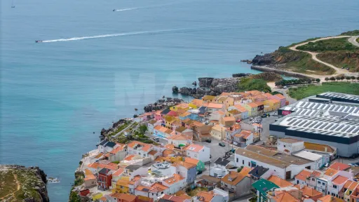 Moradia com 3 apartamentos e vista mar