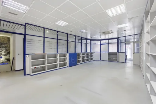 Loja e cave para serviços no centro de Alcobaça