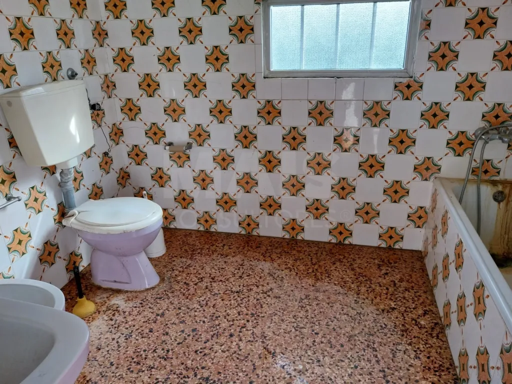 Moradia Bi Familiar para remodelar em Propriedade Horizontal