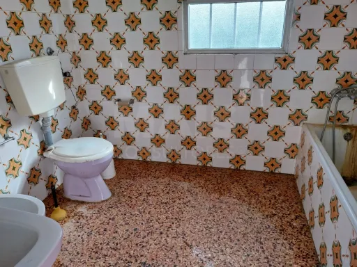 Moradia Bi Familiar para remodelar em Propriedade Horizontal