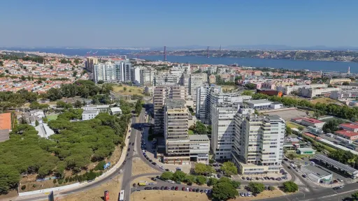 Oportunidade T4 Varandas, Estacionamento e Arrecadação no Restelo