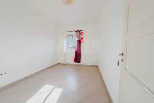 Prédio no centro de Peniche – com comércio e habitação, vista mar