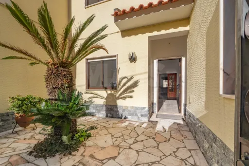 Oportunidade no Porto Alto, moradia T4+1 com 204m2 e logradouro.