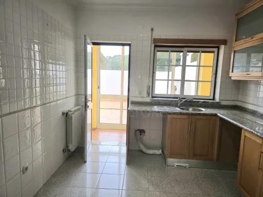 Moradia T4 com Terraço, Jardim e Garagem Fechada – Vale Maceira, Alfeizerão