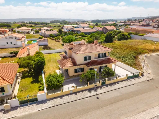 Moradia T4 em Olho Marinho | 260m² | Lote 734m²