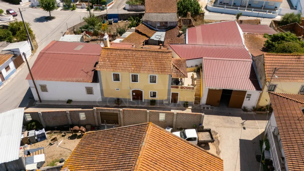 Moradia T2 + 1 com armazém de 138m²