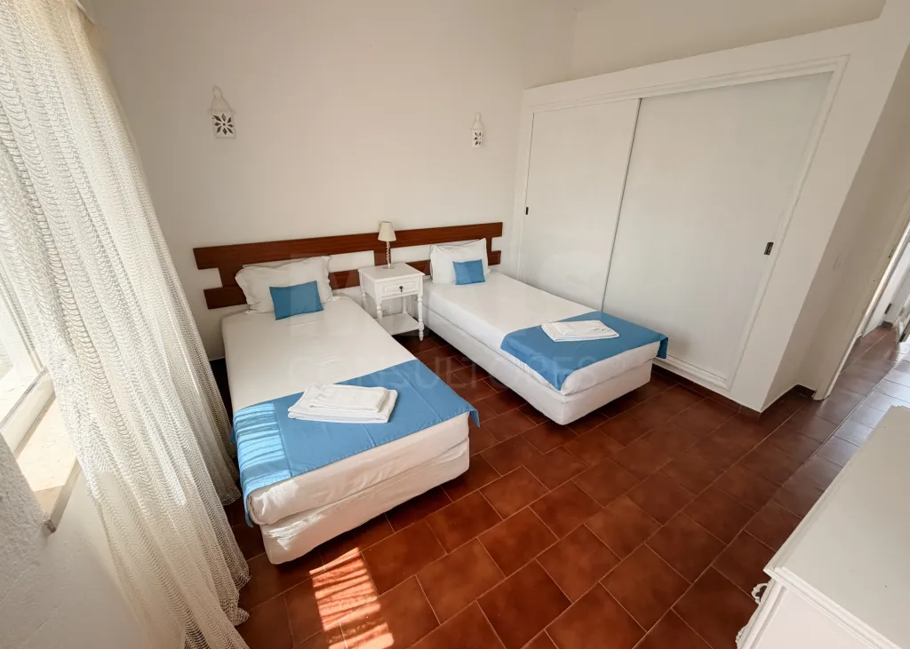 T1 na Vila Senhora da Rocha | Praia a 70 m | 4 Piscinas | 9 Hectares de Jardins| Caminhadas em Segurança Porches – Lagoa – Algarve | T1 onde pode deixar o carro estacionado e viver o Algarve a pé.