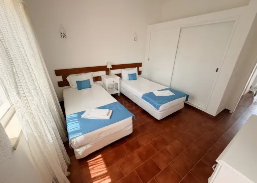 T1 na Vila Senhora da Rocha | Praia a 70 m | 4 Piscinas | 9 Hectares de Jardins| Caminhadas em Segurança Porches – Lagoa – Algarve | T1 onde pode deixar o carro estacionado e viver o Algarve a pé.