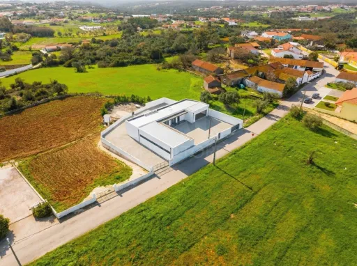 Modern 3-bedr. house on plot of land w/ 2.610m2