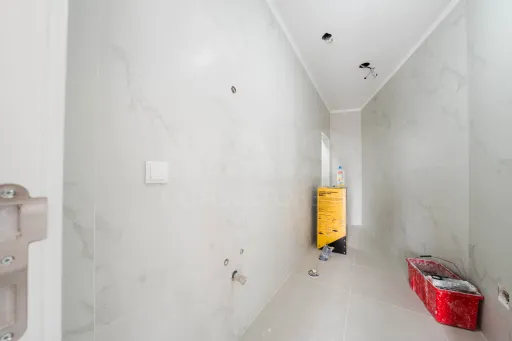 214 m² Store with Potential to Be Converted into a 4-Bedroom Apartment or Two Apartments – Excellent Investment Opportunity
