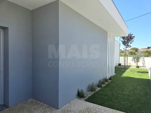 Moradia T4 térrea de luxo com piscina no Nadadouro