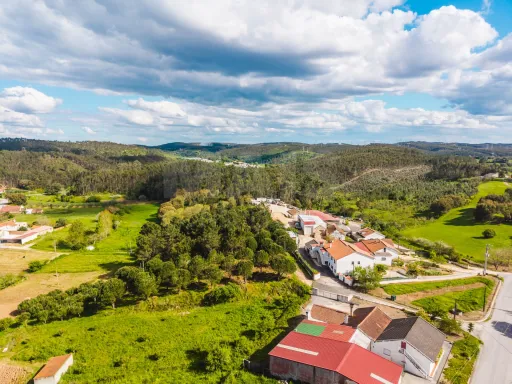 Moradia para remodelar em terreno com 1.809m2