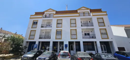 Apartamento T3 no Centro de Alpiarça | Áreas Generosas, Varandas e Excelente Localização