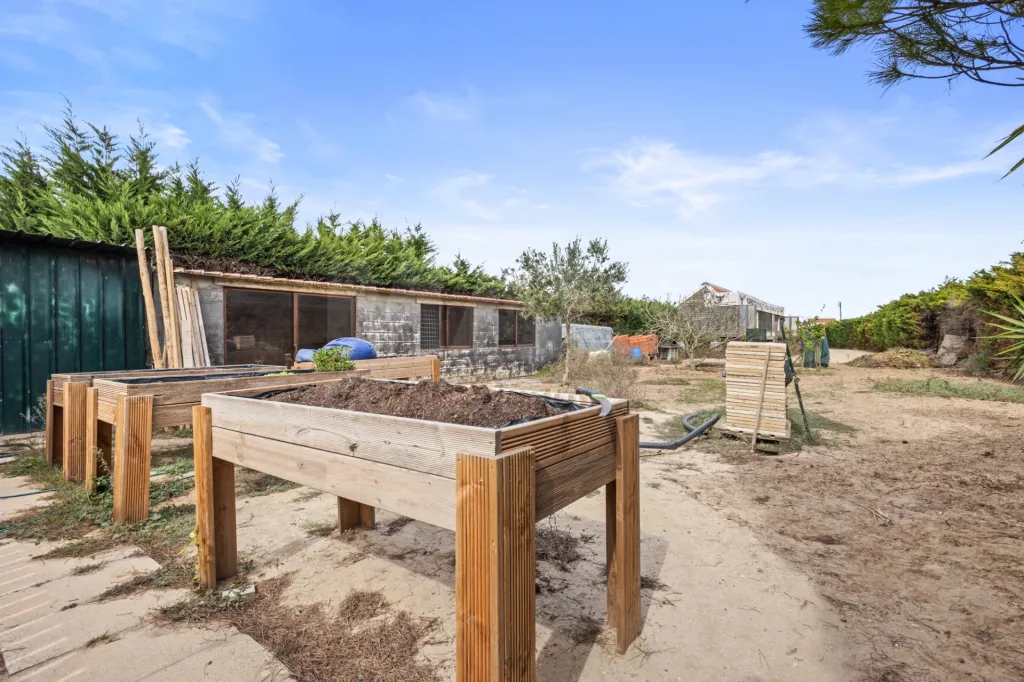 Moradia T5 com piscina e garagem em terreno de 2.000m2 na Bufarda